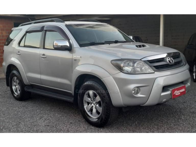 TOYOTA - HILUX SW4 - 2006/2007 - Prata - R$ 109.900,00