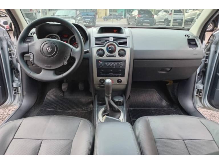 RENAULT - MÉGANE - 2007/2008 - Prata - R$ 26.900,00